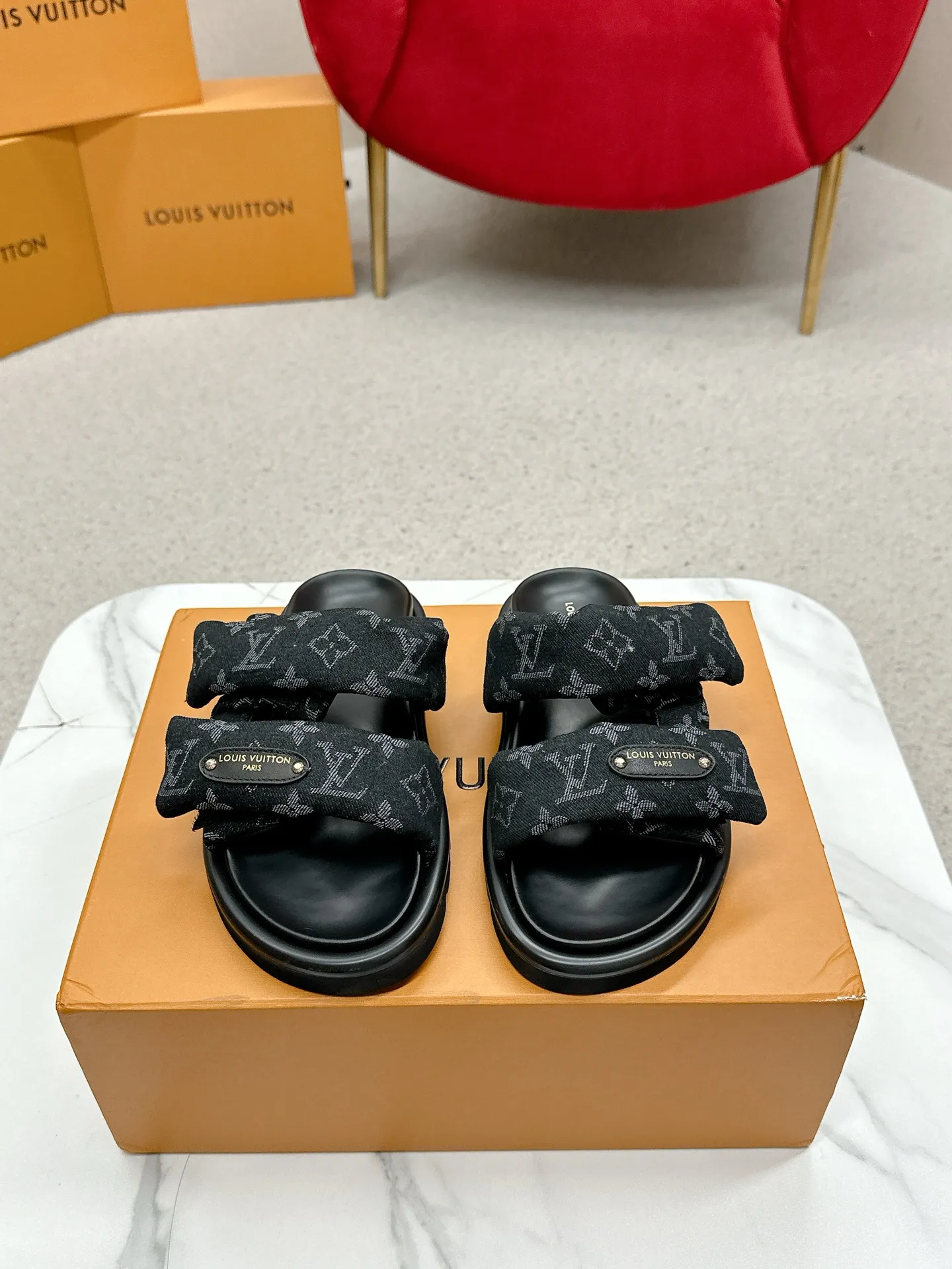 P340 yuan LV Louis Vuitton Full of high-end feel! A popular model among bloggers at home and abroad, it’s retro and fashionable, and looks stunning on your feet! Mainly recommended model on the official website★ ━━━━━ ЅᏇєєt ━━━━━ ▪️Upper: original calfskin ➕5D printing process ▪️Inner: imported mixed sheepskin ▪️Outsole: original molded foam outsole ▪️Size: Female 35-40 Men's 39-44 (women's 41 men's 45)